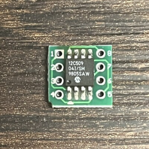 Чтение защищенной прошивки микроконтроллера Microchip PIC12C509 часто включает в себя сценарии, когда инженерам приходится взламывать защищенный и заблокированный чип, чтобы извлечь, восстановить и реконструировать прошивку из внутренней памяти программы. Поскольку защищенный микроконтроллер Microchip PIC12C509 защищен от прямого считывания, извлечение полного двоичного дампа требует преодоления защитных барьеров без ущерба для целостности данных. Этот процесс включает в себя восстановление корректного шестнадцатеричного файла, организацию архива прошивки и обеспечение того, чтобы восстановленная программа точно отражала исходную структуру памяти. Трудности возникают из-за зашифрованной конструкции микропроцессора Microchip PIC12C509 OTP, отсутствия гибких областей памяти, таких как EEPROM или флэш-память, и риска неполного извлечения данных. Эти факторы требуют строго контролируемого подхода для безопасного вскрытия и восстановления содержимого заблокированного микроконтроллера Microchip PIC12C509.