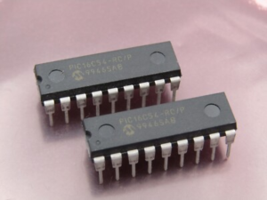 Việc trích xuất mã nguồn vi điều khiển Microchip PIC16C54 thường yêu cầu các kỹ sư phải xâm nhập vào vi điều khiển bị khóa để trích xuất, khôi phục, phục hồi và phân tích ngược firmware từ bộ nhớ chương trình được bảo mật. Vì chip được bảo vệ và thiết kế để ngăn chặn việc đọc trực tiếp, quá trình trích xuất phải mở quyền truy cập vào bộ nhớ trong một cách cẩn thận mà không làm ảnh hưởng đến dữ liệu được lưu trữ. Các kỹ sư phải làm việc để có được một bản sao nhị phân ổn định, chuyển đổi nó thành một tệp thập lục phân mạch lạc và xây dựng lại kho lưu trữ firmware thành định dạng có thể sử dụng được. Khôi phục firmware từ vi điều khiển Microchip PIC16C54 mang lại những lợi ích đáng kể cho khách hàng đang duy trì các hệ thống cũ. Bằng cách khôi phục một tệp nhị phân hoặc tệp chương trình hoàn chỉnh, các tổ chức có thể sao chép các thiết kế hiện có, kéo dài vòng đời sản phẩm của họ và duy trì tính liên tục hoạt động mà không cần phải phát triển lại tốn kém. Kho lưu trữ firmware được khôi phục của bộ vi xử lý được bảo mật Microchip PIC16C54 cũng cho phép phân tích kỹ thuật ngược sâu hơn, cho phép các kỹ sư diễn giải logic hệ thống, xác thực hiệu suất và tạo lại mã nguồn bị thiếu khi cần thiết. Cách tiếp cận này giảm thời gian ngừng hoạt động, bảo vệ tài sản trí tuệ và tăng cường hỗ trợ hệ thống lâu dài. Tóm lại, việc trích xuất mã MCU Microchip PIC16C54 biến một con chip được bảo mật và không thể truy cập thành một nguồn tài nguyên kỹ thuật có giá trị, đảm bảo tính bền vững và linh hoạt trên nhiều ứng dụng nhúng khác nhau.