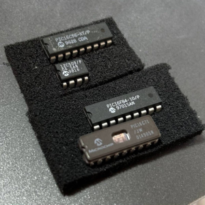 Microchip PIC16C56 마이크로컨트롤러에서 펌웨어를 복구하는 기능은 기존 임베디드 시스템을 유지 관리하는 기업에 분명한 이점을 제공합니다. 기능적인 바이너리 또는 프로그램 파일을 복원함으로써 고객은 기존 Microchip PIC16C56 MCU 구성을 복제하고 제품 수명 주기를 연장하며 하드웨어를 재설계하거나 소스 코드를 다시 작성하지 않고도 생산을 계속할 수 있습니다. 본 문서에서는 원래 개발 아카이브가 손실된 경우, 보안, 보호 또는 잠긴 마이크로컨트롤러에서 펌웨어를 제어된 방식으로 추출하는 방법을 다룹니다. Microchip PIC16C56 마이크로컨트롤러는 OTP 프로그램 메모리를 사용하므로 펌웨어는 프로그래밍 후 칩에 영구적으로 저장됩니다. 유지 관리 또는 복제 시나리오에서 엔지니어는 제한된 접근을 해제하고, 일관된 메모리 덤프를 추출하고, 내장된 프로그램을 사용 가능한 바이너리 또는 16진수 파일로 복원하기 위해 리버스 엔지니어링에 의존해야 합니다.