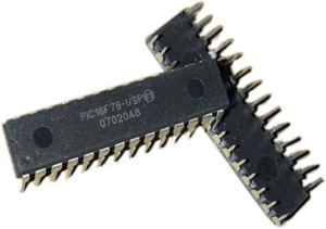 Для извлечения кода микроконтроллера Microchip PIC16F76 из устройства, которое было намеренно заблокировано, требуется глубокий уровень реверс-инжиниринга на аппаратном уровне. Основная сложность в этом деле заключается в функции «защиты кода» — механизме на уровне кремния, который делает память программы нечитаемой через традиционные интерфейсы. Если техник попытается открыть или взломать память микропроцессора Microchip PIC16F76 с помощью стандартных инструментов, микропроцессор Microchip PIC16F76, как правило, вернет нулевой дамп или, в некоторых случаях, запустит последовательность самостирания, которая навсегда уничтожит двоичный файл. Преодоление этих зашифрованных барьеров включает в себя стабилизацию микроконтроллера Microchip PIC16F76 в определенном состоянии, в котором можно обойти логику защиты, не нарушая электрическую целостность ячеек флэш-памяти. Цель состоит в том, чтобы восстановить шестнадцатеричные данные в виде точной копии исходного состояния кремниевого кристалла микроконтроллера Microchip PIC16F76, что позволит инженерам восстановить цифровой архив микроконтроллера Microchip PIC16F76, который должен был оставаться недоступным навсегда.