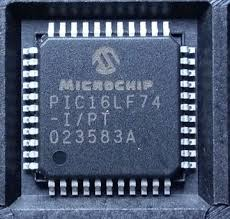 Việc mở một vi xử lý Microchip PIC16LF74 được bảo vệ và khôi phục logic bên trong của nó đòi hỏi phải điều hướng qua một mạng lưới phức tạp các cầu chì bảo mật dựa trên silicon. Để hack hoặc trích xuất thành công tệp nhị phân từ vi điều khiển Microchip PIC16LF74 được bảo mật, các chuyên gia phải sử dụng các kỹ thuật đảo ngược kỹ thuật tiên tiến để vượt qua sự từ chối truyền tải nội dung bộ nhớ bên trong của MCU Microchip PIC16LF74. Khó khăn chính nằm ở chỗ MCU Microchip PIC16LF74 được thiết kế để trả về một bản sao trống hoặc bắt đầu xóa hoàn toàn bộ nhớ flash và EEPROM nếu phát hiện lệnh đọc trái phép. Để khôi phục quyền truy cập vào chương trình mà không làm hỏng dữ liệu cơ bản của vi điều khiển Microchip PIC16LF74 ban đầu, người ta phải thao tác với vi xử lý Microchip PIC16LF74 ở mức tín hiệu mà trạng thái bị khóa có thể được vô hiệu hóa trong giây lát. Điều này cho phép trích xuất firmware sạch, cho phép kỹ thuật viên khôi phục kho lưu trữ heximal ban đầu và khôi phục logic mã nguồn vào một tệp có thể đọc được, giải phóng hiệu quả tệp nhị phân khỏi vi điều khiển Microchip PIC16LF74 được mã hóa.