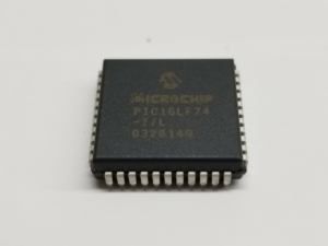 Для взлома защищенного микропроцессора Microchip PIC16LF74 и восстановления его внутренней логики необходимо преодолеть сложную сеть кремниевых предохранителей. Для успешного взлома или извлечения двоичного файла из защищенного микроконтроллера Microchip PIC16LF74 специалистам необходимо использовать передовые методы обратного проектирования, которые обходят внутренний запрет микроконтроллера Microchip PIC16LF74 на передачу содержимого памяти. Основная трудность заключается в том, что микроконтроллер Microchip PIC16LF74 спроектирован таким образом, что возвращает пустой дамп или инициирует полное стирание флэш-памяти и EEPROM при обнаружении несанкционированной команды чтения. Для восстановления доступа к программе без повреждения базовых данных исходного микроконтроллера Microchip PIC16LF74 необходимо манипулировать микропроцессором Microchip PIC16LF74 на уровне сигнала, при котором заблокированное состояние может быть временно нейтрализовано. Это позволяет извлечь прошивку без ошибок, что дает возможность специалисту восстановить исходный шестнадцатеричный архив и вернуть логику исходного кода в читаемый файл, эффективно освобождая двоичный файл от зашифрованного микроконтроллера Microchip PIC16LF74.