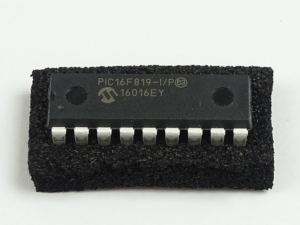 Microchip PIC16F819 MCU yazılımını kopyalama işlemi tartışılırken, profesyoneller genellikle güvenli, korumalı veya kilitli bir Microchip PIC16F819 MCU'dan ikili bir dosyayı ayıklama, kurtarma veya geri yükleme sürecinden bahsederler. Hem flash hem de EEPROM dahil olmak üzere dahili bellek, cihaz işlevselliği için gerekli olan kritik program talimatlarını, yapılandırma verilerini ve bazen kalibrasyon parametrelerini depolar. Orijinal Microchip PIC16F819 mikroişlemcisinin kaynak kodu veya arşivi mevcut olmadığında, mühendisler, Microchip PIC16F819 mikrodenetleyicisinin içindeki depolanmış onaltılık veya derlenmiş ikili dökümü, invaziv olmayan veya yarı invaziv tersine mühendislik yöntemleriyle açmaya veya analiz etmeye çalışabilirler. Bu faaliyetler, ham dosya yapılarının yorumlanmasını, bellenim mantığının yeniden oluşturulmasını veya parçalanmış bellek dökümlerinden kullanılabilir bir veri arşivinin yeniden oluşturulmasını içerebilir.