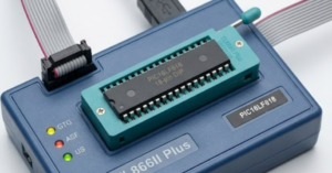 Extrakce kódu mikrokontroléru Microchip PIC16LF818 se obvykle vztahuje na snahu extrahovat, obnovit nebo otevřít binární soubor ze zabezpečeného nebo chráněného mikrokontroléru Microchip PIC16LF818, kde byla interní programová paměť záměrně uzamčena. V mikrokontroléru Microchip PIC16LF818 jsou kritický firmware, konfigurační data a kalibrační hodnoty uloženy v paměti Flash a EEPROM, často v heximálním nebo kompilovaném binárním formátu. Pokud chybí dokumentace nebo původní zdrojový kód mikroprocesoru Microchip PIC16LF818, mohou se inženýři pokusit o strukturované reverzní inženýrství, aby interpretovali výpis paměti, znovu sestavili funkční archiv souborů nebo obnovili použitelný obraz programu. Takové chráněné systémy mikrokontrolérů Microchip PIC16LF818 však často používají šifrované úložiště, fuse bity a ochranu proti čtení, aby se zabránilo přímé duplikaci. V důsledku toho vyžaduje přístup k vestavěnému datovému archivu mikrokontroléru Microchip PIC16LF818 pokročilé nástroje schopné interagovat s mikroprocesorem Microchip PIC16LF818 na nízké úrovni a zároveň zachovat integritu interní struktury paměti čipu.