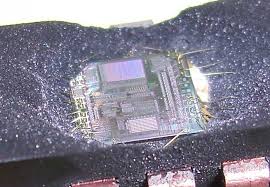 O processo de extração de tempo do chip requer a inserção de um valor e uma chave secreta para realizar uma operação segura. A comparação é feita diferenciando o tempo de operação do chip semicondutor. Medir o tempo e analisá-lo cuidadosamente pode recuperar a chave secreta. Esse tipo de método foi mencionado em livros didáticos em 1996. Posteriormente, esse método de extração de firmware do chip foi usado com sucesso em ataques a cartões inteligentes com assinatura RSA. Para desbloquear o microcontrolador com sucesso, precisamos coletar informações sobre o dispositivo e combiná-las com o tempo de processamento para realizar a comparação, como o atraso entre perguntas e respostas. Muitas senhas e algoritmos podem ser suscetíveis a ataques pelo desbloqueio do chip com temporização, o principal motivo é que todos os algoritmos são operados pelo software. Isso também inclui pular o ramo e os termos da operação no momento apropriado; usar a memória cache e a ordem de processamento de tempo não fixa, como duplicação e divisão de frequência; e outros inúmeros motivos.
