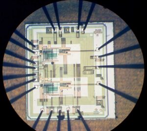 1. Desencapsular y volcar memoria
Muchos MCU almacenan el firmware en memoria flash o EEPROM segura. Para extraer el software de circuitos integrados, los expertos pueden desencapsular el chip, exponiendo la matriz de silicio para un sondeo directo. Una vez accedidos, pueden volcar el código binario o el código fuente utilizando herramientas de hardware avanzadas.
2. Evite la protección y ataque a los chips seguros
Algunos microprocesadores tienen firmware protegido que resiste la lectura directa. En tales casos, los ingenieros utilizan métodos de ataque como fallas de voltaje o manipulación del reloj para descifrar los mecanismos de seguridad. Una vez que se rompe la protección, el programa se puede extraer y decodificar para su análisis.
3. Replicar y clonar firmware
En el caso de los sistemas heredados, puede ser necesario copiar el firmware de un chip a otro. Con el uso de herramientas de software de extracción de circuitos integrados, los profesionales pueden duplicar el archivo y transferirlo a un nuevo microcontrolador. Esto es útil para reparar dispositivos en los que los chips originales ya no están disponibles.
4. Recuperar datos cifrados
Si un chip contiene datos encriptados, un software especializado puede ayudar a descifrarlos. Al analizar la estructura de la memoria y los patrones binarios, los expertos pueden recuperar información crítica incluso de sistemas bloqueados.
