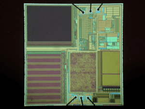 Сравните с неинвазивным извлечением содержимого чипа, полуинвазивное необходимо декапсулировать внешнюю упаковку чипа. Но средство может быть намного дешевле, чем полное инвазивное извлечение чипа. И может завершить извлечение в течение короткого периода времени. Между тем, его можно минимизировать до определенного объема, достаточные навыки и знания могут способствовать быстрому и простому извлечению программного обеспечения чипа.