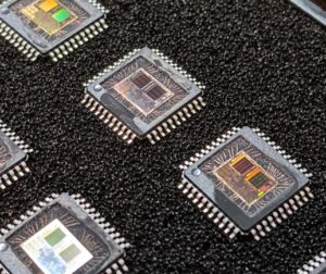 Um arquivo binário em um chip contém o código-fonte compilado da lógica operacional de um dispositivo — desde instruções básicas de inicialização até algoritmos de controle complexos. Esses binários geralmente são armazenados em EEPROM, memória flash ou outros tipos de memória não volátil dentro do dispositivo. Quando um desenvolvedor perde o acesso ao código original ou quando um concorrente deseja analisar o comportamento de um dispositivo, a necessidade de recuperar ou descartar o binário torna-se crítica. No entanto, a maioria dos chips modernos vem com recursos de segurança como criptografia, proteção de código e bits de bloqueio de leitura para impedir acesso não autorizado. Para extrair um arquivo binário de um MCU bloqueado ou criptografado, muitas vezes é necessário recorrer a técnicas avançadas conhecidas coletivamente como ataques de chip-off ou hacking de hardware.