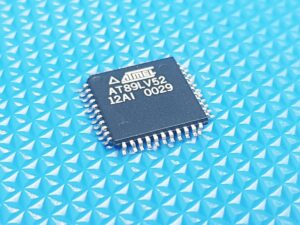 Nel campo della sicurezza dei microprocessori, le considerazioni etiche sono fondamentali. Sebbene alcuni possano tentare di hackerare un microcontrollore protetto per duplicarlo non autorizzato, esistono casi legittimi, come il recupero di dati essenziali da un dispositivo guasto senza backup disponibili. In questi casi, la capacità di replicare o duplicare il firmware può far risparmiare anni di sviluppo. La tecnologia e le tecniche utilizzate per estrarre il codice del microcontrollore AT89LV52 da un chip protetto o bloccato implicano un mix di reverse engineering, manomissione hardware e analisi software. Che l'obiettivo sia recuperare dati persi, clonare sistemi legacy o analizzare programmi embedded, capire come attaccare, decifrare e scaricare la memoria del microcontrollore è un'abilità specialistica ma fondamentale nell'elettronica moderna e nella sicurezza informatica.