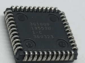 La méthode la plus simple consiste à vider le contenu de la mémoire flash ou de l'EEPROM dans un fichier binaire ou hexadécimal. Des outils tels que des analyseurs logiques, des programmeurs flash ou du matériel spécialisé (par exemple, un programmeur CH341A) peuvent extraire le micrologiciel directement du MCU AT89LS53 sécurisé. Certaines puces sont dotées d'une protection de lecture, ce qui oblige les attaquants à contourner les mesures de sécurité avant d'obtenir un vidage mémoire complet. Pour le microcontrôleur hautement sécurisé AT89LS53, la décapsulation (retrait du revêtement époxy) permet un accès direct à la puce de silicium. Grâce à des techniques de microsondage, les experts peuvent intercepter les bus de données et récupérer le code stocké. Cette méthode est invasive et nécessite un équipement avancé, tel que des machines à faisceau d'ions focalisés (FIB).