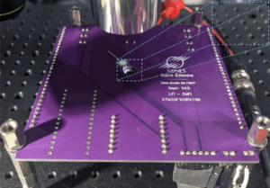 La extracción invasiva de MCU suele ser el único método viable para recuperar archivos de datos heredados, restaurar sistemas bloqueados o realizar copias forenses de código embebido de microcontroladores protegidos. Es fundamental en el descifrado de firmware de alta gama, utilizado en campos como el espionaje industrial, la restauración de dispositivos o la auditoría de protección de IP. En resumen, la extracción invasiva de MCU es la cúspide del hackeo a nivel de chip, que exige precisión quirúrgica, un profundo conocimiento del hardware y equipos de laboratorio de vanguardia. Es lo que distingue los ataques superficiales a microprocesadores bloqueados de los procesos de élite utilizados para descifrar, decodificar y restaurar sistemas embebidos altamente protegidos.