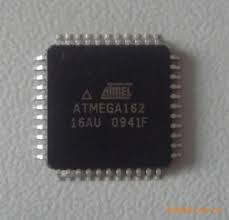 La extracción exitosa del archivo de programa del MCU protegido ATMEL ATmega162 abre importantes oportunidades. Los ingenieros pueden clonar o replicar el firmware para su uso en nuevas series de producción, duplicar plataformas de hardware sin reescribir software crítico o restaurar la funcionalidad de productos obsoletos. Un binario recuperado también permite copiar y analizar algoritmos propietarios que, de otro modo, se perderían. Un desafío exclusivo del microcontrolador ATMEL ATmega162 es su robusto diseño de memoria protegida, que integra bits de fusible para configurar secciones del cargador de arranque, niveles de bloqueo e incluso desactivar funciones de depuración. Una vez habilitadas estas medidas de seguridad, solo ataques altamente especializados a nivel de chip pueden revelar el sistema de archivos subyacente. Esto dificulta considerablemente la extracción de firmware de un microprocesador ATMEL ATmega162 bloqueado en comparación con MCU más simples basados ​​en el chip 8051.