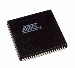 El volcado y clonación exitosos del microcontrolador AT89C51CC02 protegido de Microchip requieren conocimientos altamente especializados, entornos de laboratorio controlados e instrumentación costosa, lo que sitúa este proceso muy por encima de las capacidades de programadores genéricos o herramientas de nivel aficionado. La capacidad de restaurar, replicar o copiar el firmware de un microprocesador AT89C51CC02 tan protegido puede ser invaluable. En definitiva, los esfuerzos por duplicar el código del MCU AT89C51CC02 reflejan la vanguardia de la seguridad de los chips integrados y los métodos cada vez más sofisticados que se utilizan para superar las defensas de los MCU modernos.