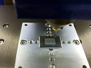 Použití levného a jednoduchého zařízení umožňuje rychlou a účinnou extrakci kódu mikrokontroléru. Tyto extrakce využívají pracovní stanici počítačového řadiče k automatickému provedení operace a proces extrakce mikrokontroléru lze dokončit během několika hodin, zatímco invazivní extrakce MCU obvykle trvá dny nebo dokonce týdny. Semiinvazivní extrakce integrovaných obvodů se nepovažuje za zcela novou technologii, ale spíše za vývoj starších technik útoku na hardwarové úrovni používaných proti zabezpečeným mikrokontrolérům a mikroprocesorům. Ne vždy vyžaduje nejsofistikovanější laboratorní vybavení, což ji činí přístupnější pro výzkumné týmy nebo reverzní inženýry. Odstraněním nebo ztenčením pouzdra čipu, aby se odhalil křemíkový povrch bez přímého elektrického kontaktu, analytici získají „okno“ do paměťové architektury zařízení. To umožňuje použít různé metody interference nebo pozorování, aby se obešly uzamčené, chráněné nebo šifrované oblasti firmwaru.