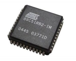 La capacidad de recuperar el código del MCU AT89C51RB2 de un microcontrolador protegido o bloqueado representa una sofisticada combinación de análisis forense de hardware e inteligencia de sistemas embebidos. Una vez activados los bits de bloqueo de seguridad del microcontrolador AT89C51RB2 bloqueado, se bloquean todos los métodos estándar de acceso a la memoria interna. Esto significa que el binario, el código fuente o el programa hexadecimal embebido se vuelven inaccesibles a través de las interfaces de programación habituales. Para recuperar o volcar los datos internos del microprocesador AT89C51RB2, se deben realizar operaciones deliberadas y técnicamente intensivas, a menudo clasificadas como ingeniería inversa.