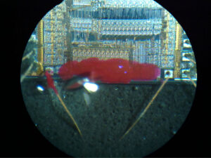 A extração invasiva de MCU costuma ser o único método viável para recuperar arquivos de dados legados, realizar a restauração de sistemas bloqueados ou realizar cópias em nível forense de código embarcado de microcontroladores protegidos. É um pilar fundamental na quebra de firmware de ponta, usada em áreas como espionagem industrial, recondicionamento de dispositivos ou auditoria de proteção de propriedade intelectual. Em resumo, a extração invasiva de MCU é o ápice do hacking em nível de chip, exigindo precisão cirúrgica, profundo conhecimento de hardware e equipamentos de laboratório de ponta. É o que diferencia os ataques de microprocessadores bloqueados em nível superficial dos processos de elite usados para quebrar, decodificar e restaurar sistemas embarcados altamente protegidos.