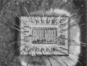 Egy olcsó és egyszerű eszközzel gyorsan és hatékonyan lehet mikrokontroller kódot kinyerni. Ezek a kinyerések számítógépes vezérlő munkaállomást használnak az automatikus működéshez, és a mikrokontroller kinyerési folyamata néhány órán belül befejezhető, míg az invazív MCU kinyerés általában napokat vagy akár heteket vesz igénybe. A félig invazív IC kinyerés nem tekinthető teljesen új technológiának, hanem inkább a régebbi, hardveres szintű támadási technikák továbbfejlesztésének, amelyeket a biztonságos mikrokontroller és mikroprocesszoros eszközök ellen használtak. Nem mindig igényli a legkifinomultabb laboratóriumi felszerelést, ami könnyebben hozzáférhetővé teszi a kutatócsoportok vagy a visszafejtés számára. A chip tokozásának eltávolításával vagy elvékonyításával, hogy a szilícium felülete közvetlen elektromos érintkezés nélkül láthatóvá váljon, az elemzők „ablakot” nyernek az eszköz memória-architektúrájába. Ez lehetővé teszi a különböző interferencia- vagy megfigyelési módszerek alkalmazását a zárolt, védett vagy titkosított firmware-régiók megkerülésére.