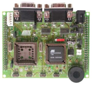 Egy ilyen biztonságos ATMEL AT89C51CC03 mikrovezérlőn végrehajtott feltörési, repedési vagy visszafejtési művelet végrehajtása jellemzően mikroszondázást, pásztázó elektronmikroszkópiát (SEM) vagy fejlett lézeres hibainjektálást igényel – olyan módszereket, amelyek drága laboratóriumi felszerelést és a zárolt ATMEL AT89C51CC03 mikroprocesszor viselkedésének mélyreható ismeretét igénylik. A teljes működési fájl potenciálisan visszaállítható vagy lemásolható, ami lehetővé teszi a további elemzést, a visszafejtést vagy akár a rendszer rekonstrukcióját. A titkosított AT89C51CC03 MCU flash memóriájának olvasásának képessége a modern beágyazott biztonság erőteljes demonstrációja – és az, hogy milyen messzire kell elmenni ahhoz, hogy visszaszerezzük azt, ami egy védett és biztosított chipben van.