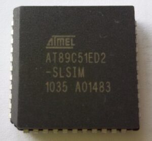 L'attività di estrazione del codice di protezione del microcontrollore AT89C51ED2 è all'avanguardia nella moderna tecnologia di reverse engineering hardware e di recupero binario. Tuttavia, quando un integratore o un ingegnere di dispositivi richiede l'accesso al firmware embedded, al codice sorgente o al programma esagonali memorizzati all'interno del microcontrollore AT89C51ED2 protetto da Microchip, l'AT89C51ED2 include diversi livelli di sicurezza: bit di protezione del codice, routine del bootloader crittografate e regioni di memoria flash bloccate. Questi meccanismi rendono inefficaci i metodi di accesso tradizionali e richiedono una strategia più sofisticata per decifrare, interrompere o recuperare i dati di destinazione dal microprocessore crittografato AT89C51ED2 di Microchip.
