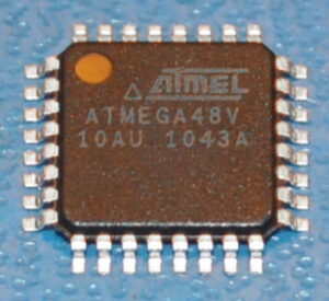 Защищенный микроконтроллер Microchip ATmega48V компактен, что затрудняет прямое микрозондирование или перехват данных на линии. Кроме того, конфигурации предохранительных устройств могут сделать флэш-память нечитаемой без инвазивных методов. Даже если двоичный файл успешно извлечен, инженерам часто приходится декодировать и анализировать его содержимое, чтобы восстановить исходный код или проверить логику программы. Этот процесс требует обширных знаний в области реверс-инжиниринга и знания наборов инструкций AVR. Усилия по чтению защищенной программы микропроцессора Microchip ATmega48V демонстрируют тонкий баланс между защитой интеллектуальной собственности и обеспечением возможности восстановления важных данных в случае необходимости. Для отраслей, зависящих от длительных жизненных циклов продуктов, возможность реплицировать, дублировать или восстанавливать встраиваемые системы бесценна. Тем не менее, задача взлома зашифрованного микроконтроллера Microchip ATmega48V остается чрезвычайно сложной, требующей как аппаратных, так и программных стратегий. Речь идет не только о копировании чипа, но и о тщательном прохождении уровней безопасности для сохранения критически важных технологических активов.