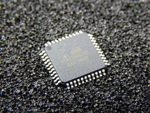 Hlavný problém pri prelomení zabezpečeného mikrokontroléra Microchip ATMEGA8535L spočíva v jeho robustnej šifrovanej a uzamknutej architektúre fuse. Každý neúspešný pokus o prelomenie alebo hacknutie pamäte riskuje trvalé poškodenie MCU ATMEGA8535L, vymazanie binárneho súboru alebo poškodenie archívu bez možnosti obnovenia. Integrácia flash pamäte a EEPROM v jednom puzdre navyše znamená, že proces extrakcie musí byť starostlivo kontrolovaný, aby sa predišlo súčasnému vymazaniu oboch typov údajov. Úspešné zvládnutie extrahovania ochranného kódu mikroprocesora ATMEL ATMEGA8535L umožňuje inžinierom obnoviť staré projekty, replikovať ukončené dosky alebo klonovať existujúce systémy na nahradenie v kritických priemyselných aplikáciách. Extrahovaný firmvér je potom možné analyzovať, upraviť alebo preniesť do nového hardvéru, čím sa zabezpečí kontinuita podnikania aj v prípade straty pôvodných návrhových súborov.