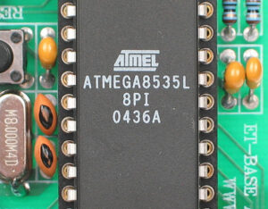 A Microchip ATMEGA8535L biztonságos mikrovezérlő feltörésének fő nehézsége a robusztus, titkosított és zárolt biztosítékarchitektúrájában rejlik. Minden egyes sikertelen memória-feltörési vagy betörési kísérlet azzal a kockázattal jár, hogy a mikrovezérlő ATMEGA8535L maradandóan károsodhat, a bináris fájl törlődhet, vagy az archívum helyrehozhatatlanul megsérülhet. Ezenkívül a flash és az EEPROM egyetlen tokban való integrálása azt jelenti, hogy a kinyerési folyamatot gondosan ellenőrizni kell, hogy elkerüljük a két adattípus egyidejű törlését. Az ATMEL mikroprocesszor ATMEGA8535L kódjának sikeres kinyerése lehetővé teszi a mérnökök számára, hogy visszaállítsák a régi projekteket, replikálják a megszüntetett kártyákat, vagy klónozzák a meglévő rendszereket a kritikus ipari alkalmazásokban való cseréhez. A kinyert firmware ezután elemezhető, módosítható vagy új hardverbe portolható, biztosítva az üzletmenet folytonosságát akkor is, ha az eredeti tervfájlok elvesznek.