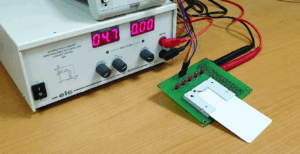 Značajke zaštite mikrokontrolera pametnih kartica uključuju sigurne memorijske particije, šifrirano pohranjivanje programa i zaključana sučelja za otklanjanje pogrešaka. Nakon što su zaštitni bitovi omogućeni, vanjski programeri ne mogu izravno kopirati, replicirati ili duplicirati izvorni kod ili firmver pohranjen unutra. Osim toga, napredni čipovi integriraju senzore protiv neovlaštenih promjena koji detektiraju abnormalne uvjete poput ultraljubičastog zračenja, izloženosti laseru, rendgenskih zraka ili elektromagnetskih smetnji. Kada se aktiviraju, ove protumjere mogu izbrisati ili vratiti uređaj u nefunkcionalno stanje, što dekapsulaciju ili poluinvazivnu ekstrakciju čini izuzetno teškom. Svrha takve zaštite od kopiranja nije samo skrivanje programa ili memorijske datoteke, već i osiguravanje da obrnuti inženjering ili neovlašteno ispuštanje heksimalnih podataka ostane nepraktično. Čak i ako napadači pokušaju dekodirati ili dešifrirati signale putem analize bočnih kanala, mikrokontroleri pametnih kartica često koriste generiranje šuma, slučajno taktiranje i slojeve šifriranja kako bi zakomplicirali proces.