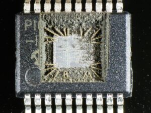 MCU の電源グリッチを抽出する最も簡単な方法は、ロックされたマイクロコントローラから保護されたファームウェアを取得するための洗練された正確な攻撃手法を適用することです。ハードウェアを適切なタイミングで一時的に妨害することで、通常はアクセスできない貴重な組み込みデータ アーカイブを回復、複製、復元できるようになります。このアプローチは、堅牢な MCU セキュリティ設計と、保護されたチップのメモリ内に隠された秘密を解き明かそうとするエンジニアの粘り強さとのバランスを浮き彫りにします。グリッチが成功すると、研究者は元のファームウェアをコピー、クローン、または複製してバイナリまたは 16 進アーカイブに作成し、分析できるようになります。抽出されたファイルは、調査、デコード、場合によっては復号化して、基礎となるソース コードまたはロジックを明らかにすることができます。この復元されたデータは、システム メンテナンス、互換性のある代替品の作成、またはより深いリバース エンジニアリング タスクの実行に非常に役立ちます。