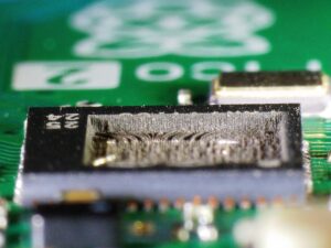 Вилучення збоїв живлення мікроконтролера полягає у застосуванні вдосконаленої та точної методології атаки для отримання захищеної прошивки із заблокованого мікроконтролера. Тимчасово порушуючи роботу апаратного забезпечення у потрібний момент, стає можливим відновлення, копіювання та відновлення цінних вбудованих архівів даних, які в іншому випадку залишалися б недоступними. Цей підхід підкреслює баланс між надійною конструкцією безпеки мікроконтролера та наполегливістю інженерів, які прагнуть розкрити секрети, приховані в пам'яті захищених мікросхем. Після успішного усунення збою дослідники можуть отримати можливість копіювати, клонувати або дублювати оригінальну прошивку у двійковий або шістнадцятковий архів для аналізу. Вилучений файл потім можна дослідити, декодувати та потенційно розшифрувати, щоб виявити вихідний код або логіку. Ці відновлені дані безцінні для обслуговування системи, створення сумісних замін або виконання глибших завдань зворотного проектування.