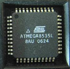 A Microchip ATMEGA8535L biztonságos mikrovezérlő feltörésének fő nehézsége a robusztus, titkosított és zárolt biztosítékarchitektúrájában rejlik. Minden egyes sikertelen memória-feltörési vagy betörési kísérlet azzal a kockázattal jár, hogy a mikrovezérlő ATMEGA8535L maradandóan károsodhat, a bináris fájl törlődhet, vagy az archívum helyrehozhatatlanul megsérülhet. Ezenkívül a flash és az EEPROM egyetlen tokban való integrálása azt jelenti, hogy a kinyerési folyamatot gondosan ellenőrizni kell, hogy elkerüljük a két adattípus egyidejű törlését. Az ATMEL mikroprocesszor ATMEGA8535L kódjának sikeres kinyerése lehetővé teszi a mérnökök számára, hogy visszaállítsák a régi projekteket, replikálják a megszüntetett kártyákat, vagy klónozzák a meglévő rendszereket a kritikus ipari alkalmazásokban való cseréhez. A kinyert firmware ezután elemezhető, módosítható vagy új hardverbe portolható, biztosítva az üzletmenet folytonosságát akkor is, ha az eredeti tervfájlok elvesznek.