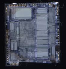 Egy olcsó és egyszerű eszközzel gyorsan és hatékonyan lehet mikrokontroller kódot kinyerni. Ezek a kinyerések számítógépes vezérlő munkaállomást használnak az automatikus működéshez, és a mikrokontroller kinyerési folyamata néhány órán belül befejezhető, míg az invazív MCU kinyerés általában napokat vagy akár heteket vesz igénybe. A félig invazív IC kinyerés nem tekinthető teljesen új technológiának, hanem inkább a régebbi, hardveres szintű támadási technikák továbbfejlesztésének, amelyeket a biztonságos mikrokontroller és mikroprocesszoros eszközök ellen használtak. Nem mindig igényli a legkifinomultabb laboratóriumi felszerelést, ami könnyebben hozzáférhetővé teszi a kutatócsoportok vagy a visszafejtés számára. A chip tokozásának eltávolításával vagy elvékonyításával, hogy a szilícium felülete közvetlen elektromos érintkezés nélkül láthatóvá váljon, az elemzők „ablakot” nyernek az eszköz memória-architektúrájába. Ez lehetővé teszi a különböző interferencia- vagy megfigyelési módszerek alkalmazását a zárolt, védett vagy titkosított firmware-régiók megkerülésére.