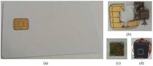 Mezi ochranné funkce mikrokontrolérů s čipovými kartami patří zabezpečené paměťové oddíly, šifrované úložiště programů a uzamčená ladicí rozhraní. Jakmile jsou ochranné bity povoleny, externí programátoři nemohou přímo kopírovat, replikovat ani duplikovat zdrojový kód nebo firmware uložený uvnitř. Pokročilé čipy navíc integrují senzory proti neoprávněné manipulaci, které detekují abnormální podmínky, jako je ultrafialové záření, laserové záření, rentgenové záření nebo elektromagnetické rušení. Po spuštění mohou tato protiopatření vymazat nebo obnovit zařízení do nefunkčního stavu, což extrémně ztěžuje dekapsulaci nebo semiinvazivní extrakci. Účelem takové ochrany proti kopírování není jen udržet program nebo paměťový soubor v skrytu, ale také zajistit, aby reverzní inženýrství nebo neoprávněný výpis heximálních dat zůstal nepraktický. I když se útočníci pokusí dekódovat nebo dešifrovat signály pomocí analýzy postranních kanálů, mikrokontroléry s čipovými kartami často používají generování šumu, náhodné hodinování a šifrovací vrstvy, aby proces zkomplikovaly.