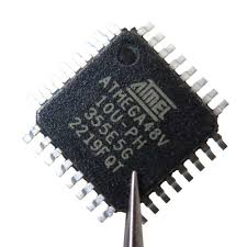 잠금형 Microchip ATmega48V MCU는 크기가 작아 직접적인 마이크로프로빙이나 데이터 라인 가로채기가 더욱 어렵습니다. 또한, 보안 퓨즈 구성으로 인해 침습적인 접근 방식 없이는 플래시 메모리를 읽을 수 없게 될 수 있습니다. 바이너리 파일이 성공적으로 추출되더라도 엔지니어는 소스 코드를 재구축하거나 프로그램 로직을 검증하기 위해 내용을 디코딩하고 분석해야 하는 경우가 많습니다. 이 과정에는 리버스 엔지니어링에 대한 폭넓은 전문 지식과 AVR 명령어 세트에 대한 지식이 필요합니다. 보안된 Microchip ATmega48V 마이크로프로세서의 프로그램을 해독하려는 노력은 지적 재산권 보호와 필요 시 필수 데이터 복구 간의 섬세한 균형을 보여줍니다. 긴 제품 수명 주기를 필요로 하는 산업에서 임베디드 시스템을 복제, 복제 또는 복원하는 기능은 매우 중요합니다. 그러나 암호화된 Microchip ATmega48V 마이크로컨트롤러를 해독하는 작업은 하드웨어 및 소프트웨어 수준의 전략이 모두 필요한 매우 복잡한 작업입니다. 단순히 칩을 복제하는 것이 아니라, 중요한 기술 자산을 보호하기 위해 여러 보안 계층을 신중하게 탐색해야 합니다.