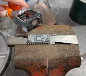 Amikor egy rendszer karbantartást, helyreállítást vagy replikációt igényel, a mérnököknek szükségük lehet az MCU beágyazott firmware-jének kinyerésére. Ez a művelet többféle célt szolgálhat: Régi rendszerek helyreállítása, ahol az eredeti forráskód vagy archívum elveszett. Termékek klónozása vagy replikálása tesztelés és fejlesztés céljából. Sérült rendszerek visszaállítása új MCU-k újraprogramozásával az eredeti fájlkiírással. Visszafejtés elvégzése a funkciók elemzése vagy a sebezhetőségek azonosítása érdekében. Ennek elérése azonban ritkán egyszerű. Az MCU-kat szándékosan olyan védelmi funkciókkal tervezik, mint a kiolvasó zárbitek, a titkosított memóriablokkok és akár a hardveres szabotázsgátló érzékelők. Ezek jelentős akadályokat képeznek bárki számára, aki megpróbálja feltörni, feltörni vagy megtámadni az eszközt.