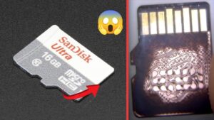 Medzi ochranné funkcie mikrokontrolérov s inteligentnými kartami patria zabezpečené pamäťové oddiely, šifrované úložisko programov a uzamknuté ladiace rozhrania. Po povolení ochranných bitov nemôžu externí programátori priamo kopírovať, replikovať ani duplikovať zdrojový kód alebo firmvér uložený vo vnútri. Okrem toho pokročilé čipy integrujú senzory proti neoprávnenej manipulácii, ktoré detekujú abnormálne podmienky, ako je ultrafialové žiarenie, laserové vystavenie, röntgenové žiarenie alebo elektromagnetické rušenie. Po spustení môžu tieto protiopatrenia vymazať alebo obnoviť zariadenie do nefunkčného stavu, čo extrémne sťažuje dekapsuláciu alebo semiinvazívnu extrakciu. Účelom takejto ochrany proti kopírovaniu nie je len udržať program alebo pamäťový súbor v skrytí, ale aj zabezpečiť, aby spätné inžinierstvo alebo neoprávnený výpis heximálnych dát zostal nepraktický. Aj keď sa útočníci pokúsia dekódovať alebo dešifrovať signály prostredníctvom analýzy bočných kanálov, mikrokontroléry s inteligentnými kartami často používajú generovanie šumu, náhodné hodinovanie a šifrovacie vrstvy, aby proces skomplikovali.