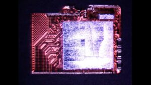 Az intelligens kártyás mikrovezérlők védelmi funkciói közé tartoznak a biztonságos memóriapartíciók, a titkosított programtárolás és a zárolt hibakereső interfészek. A védelmi bitek engedélyezése után a külső programozók nem másolhatják, replikálhatják vagy sokszorozhatják közvetlenül a bennük tárolt forráskódot vagy firmware-t. Ezenkívül a fejlett chipek olyan manipulációgátló érzékelőket is tartalmaznak, amelyek olyan rendellenes körülményeket észlelnek, mint az ultraibolya sugárzás, a lézersugárzás, a röntgensugárzás vagy az elektromágneses interferencia. Bekapcsoláskor ezek az ellenintézkedések törölhetik vagy nem működőképes állapotba állíthatják vissza az eszközt, ami rendkívül megnehezíti a dekapszulázást vagy a félig invazív kinyerést. Az ilyen másolásvédelem célja nemcsak a program vagy memóriafájl rejtve tartása, hanem annak biztosítása is, hogy a heximális adatok visszafejtése vagy jogosulatlan kiíratása továbbra is kivitelezhetetlen maradjon. Még ha a támadók meg is próbálják dekódolni vagy visszafejteni a jeleket oldalsó csatornaelemzéssel, az intelligens kártyás mikrovezérlők gyakran zajgenerálást, véletlenszerű órajel-vezérlést és titkosítási rétegeket alkalmaznak a folyamat bonyolítására.