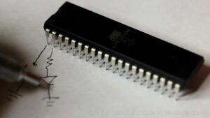 Dzięki zaawansowanym technikom omijania zabezpieczeń mikrokontrolerów możliwe jest otwieranie i odblokowywanie nawet zabezpieczonych mikrokontrolerów Microchip ATMEGA32. Po odzyskaniu oprogramowania układowego inżynierowie mogą przywrócić działanie systemu, przenieść kod na nową platformę lub sklonować program wbudowany w celu zastąpienia mikrokontrolera Microchip ATMEGA32. W dynamicznie zmieniającym się świecie elektroniki utrata dostępu do kodu wbudowanego może oznaczać kosztowne opóźnienia lub przestoje w pracy systemu. Dzięki wyodrębnieniu, zdekodowaniu i przywróceniu oprogramowania układowego mikrokontrolera ATMEGA32 użytkownicy mogą zachować kontrolę nad swoimi urządzeniami, zapewnić ciągłość działania i wydłużyć cykl życia systemów krytycznych.