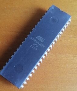 Trong mỗi trường hợp này, việc mất quyền truy cập vào chương trình cơ sở có thể làm tê liệt các nỗ lực bảo trì hoặc ngăn cản việc phát triển lại. Khả năng khôi phục, phục hồi hoặc sao chép một tệp nhị phân đang hoạt động đảm bảo tính liên tục của sản phẩm, ngay cả khi tài liệu gốc hoặc hỗ trợ không còn nữa. Việc trích xuất mã vi điều khiển ATMEL ATMEGA162V được bảo mật là tham gia vào một trong những lĩnh vực kỹ thuật đòi hỏi khắt khe nhất của kỹ thuật nhúng. Nó đòi hỏi các phương pháp tinh vi để giải mã, đổ và khôi phục chương trình nội bộ từ bộ vi xử lý ATMEL ATMEGA162V được bảo vệ và khóa chặt chẽ. Không giống như các tác vụ lập trình thông thường, quá trình này bao gồm các cuộc tấn công chính xác vào hệ thống phòng thủ của chip, các công cụ chuyên dụng và kiến ​​thức vi điện tử sâu rộng. Thành công cho phép các kỹ sư bảo tồn các kho lưu trữ có giá trị, sao chép các thiết kế bị mất và duy trì vòng đời của các sản phẩm được xây dựng xung quanh MCU ATMEL ATMEGA162V được mã hóa linh hoạt này.