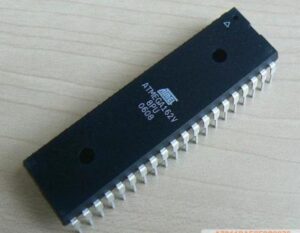 En cada uno de estos casos, la pérdida de acceso al firmware puede dificultar el mantenimiento o impedir el desarrollo. La capacidad de recuperar, restaurar o copiar un binario funcional garantiza la continuidad del producto, incluso cuando la documentación o el soporte originales ya no están disponibles. Extraer el código seguro del microcontrolador ATMEL ATMEGA162V es una de las áreas técnicamente más exigentes de la ingeniería integrada. Requiere métodos sofisticados para descifrar, volcar y recuperar el programa interno de un microprocesador ATMEL ATMEGA162V altamente protegido y bloqueado. A diferencia de las tareas generales de programación, este proceso implica ataques precisos contra las defensas del chip, herramientas especializadas y un profundo conocimiento de la microelectrónica. El éxito permite a los ingenieros preservar archivos valiosos, replicar diseños perdidos y mantener el ciclo de vida de los productos creados en torno a este versátil MCU cifrado ATMEL ATMEGA162V.