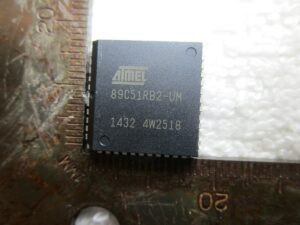 보안 MCU AT89C51RB2 EPROM을 읽기 위해 엔지니어는 종종 고급 리버스 엔지니어링 기법에 의존합니다. 여기에는 보호된 마이크로컨트롤러 AT89C51RB2의 메모리 보호 메커니즘을 우회하거나 무력화하는 크래킹, 공격, 해킹 기법이 포함됩니다. AT89C51RB2 마이크로컨트롤러의 플래시 메모리와 EEPROM은 읽기 금지 상태로 잠길 수 있으므로, 디캡슐레이션 및 다이 레벨 프로빙과 같은 혁신적인 기법을 사용하여 암호화된 마이크로컨트롤러 AT89C51RB2에서 메모리 덤프, 16진수 코드 또는 원시 바이너리를 추출하는 것이 필수적입니다.