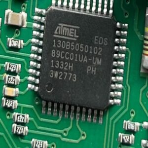 Amikor egy titkosított ATMEL AT89C51CC01 MCU firmware-jét vagy binárisát ki kell kinyerni ebből a chipből – például klónozáshoz, visszafejtéshez vagy régi rendszerek visszaállításához –, a mérnökök komoly akadályokkal szembesülnek. Ez a védő ATMEL AT89C51CC01 mikrovezérlő biztonsági zárbitekkel és kódvédelemmel rendelkezik, amelyek engedélyezve megakadályozzák a belső memória, a flash memória vagy az EEPROM tartalmához való hagyományos hozzáférést. A programadatok vagy a forráskód kinyeréséhez egy biztonságos AT89C51CC01 mikroprocesszorból kifinomult támadási vektorokat kell megpróbálni. Az ATMEL AT89C51CC01 robusztus biztonsági és integrált funkciói ellenállóvá teszik a véletlenszerű másolással vagy kinyeréssel szemben, ami szakértői szintű visszafejtési képességeket igényel.