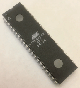 Em cada um desses casos, a perda de acesso ao firmware pode prejudicar os esforços de manutenção ou impedir o desenvolvimento. A capacidade de recuperar, restaurar ou copiar um binário funcional garante a continuidade do produto, mesmo quando a documentação ou o suporte originais não estão mais disponíveis. Extrair o código protegido do microcontrolador ATMEL ATMEGA162V é envolver-se em uma das áreas tecnicamente mais exigentes da engenharia embarcada. Requer métodos sofisticados para descriptografar, descarregar e recuperar o programa interno de um microprocessador ATMEL ATMEGA162V altamente protegido e bloqueado. Ao contrário das tarefas gerais de programação, esse processo envolve ataques precisos contra as defesas do chip, ferramentas especializadas e profundo conhecimento em microeletrônica. O sucesso permite que os engenheiros preservem arquivos valiosos, repliquem projetos perdidos e sustentem o ciclo de vida dos produtos construídos em torno deste versátil MCU criptografado ATMEL ATMEGA162V.
