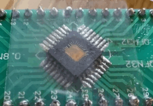 Mikrokontrolery zazwyczaj przechowują oprogramowanie układowe, pliki programów i dane konfiguracyjne w pamięci flash, EEPROM lub innych typach pamięci. Gdy funkcje bezpieczeństwa nie są włączone, dostęp do tych danych można uzyskać po prostu za pomocą programatora lub debugera, odczytując plik binarny lub szesnastkowy za pośrednictwem standardowych interfejsów komunikacyjnych, takich jak UART, SPI lub JTAG. Większość mikrokontrolerów jest zabezpieczona, chroniona, a nawet szyfrowana, aby zapobiec nieautoryzowanemu dostępowi. Każda metoda charakteryzuje się innym poziomem ryzyka, złożoności i wymagań sprzętowych. W przypadkach, gdy oprogramowanie układowe, kod źródłowy lub archiwa danych nie są już dostępne konwencjonalnymi metodami, te metody odczytu umożliwiają odzyskanie, replikację lub zduplikowanie oryginalnej logiki oprogramowania.