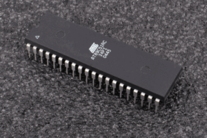 การดึงรหัสจากไมโครคอนโทรลเลอร์ ATMEL AT89C51RC ที่ได้รับการป้องกันอาจละเมิดกฎหมายทรัพย์สินทางปัญญา โปรดตรวจสอบให้แน่ใจว่าคุณได้รับอนุญาตตามกฎหมายก่อนทำการดึงรหัสใดๆ การกู้คืนเฟิร์มแวร์แบบฝังตัวจากไมโครคอมพิวเตอร์ ATMEL AT89C51RC ที่ปลอดภัยต้องอาศัยความเชี่ยวชาญทางเทคนิคและเครื่องมือเฉพาะทาง แม้ว่าการโจมตีด้วยซอฟต์แวร์อาจใช้ได้กับชิปไมโครโปรเซสเซอร์ ATMEL AT89C51RC ที่เข้ารหัสแบบอ่อน เช่น หน่วยความจำโปรแกรมแฟลช และหน่วยความจำข้อมูล EEPROM แต่อุปกรณ์ที่มีความปลอดภัยสูงอาจจำเป็นต้องใช้วิธีการรุกราน เช่น การถอดรหัส ปฏิบัติตามแนวทางจริยธรรมและข้อบังคับทางกฎหมายเสมอเมื่อทำการวิศวกรรมย้อนกลับระบบไมโครคอนโทรลเลอร์ ATMEL AT89C51RC แบบฝังตัว