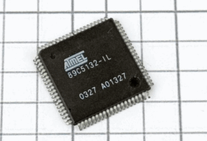 يمكن استعادة الأرشيف المُستخرج، سواءً كان ثنائيًا أو برنامجًا ثابتًا أو شيفرة مصدرية، أو استنساخه أو تكراره لأغراض التحليل أو إعادة البرمجة أو تكرار سلوك وحدة التحكم الدقيقة AT89C5132 الأصلية المُؤمَّنة. تُعد هذه الإمكانية قيّمة بشكل خاص عند توقف المُصنِّعين عن إنتاج وحدة التحكم الدقيقة ATMEL AT89C5132 أو عند استحالة الوصول إلى فريق التصميم الأصلي. باختصار، يُعد استرداد شيفرة وحدة التحكم الدقيقة AT89C5132 من جهاز مُؤمَّن أو مُقفَل إنجازًا تقنيًا عاليًا يتطلب استراتيجية هجوم مُصمَّمة خصيصًا. يضمن الجمع بين التعقيد على مستوى الأجهزة والتعتيم البرمجي أن هذه العملية لا تختلف فقط عن عمليات استخراج المعالجات الدقيقة البسيطة من شريحة AT89C5132، بل تُعَد أيضًا من أكثر التحديات تعقيدًا في الهندسة العكسية لوحدات التحكم الدقيقة الحديثة.