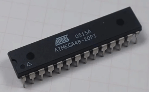 Защищённый микроконтроллер Microchip ATmega48 разработан с аппаратными средствами противодействия, делающими его взлом, взлом или хакерство весьма непростой задачей. Даже при получении доступа прошивка может быть зашифрована, что потребует дальнейшей расшифровки перед преобразованием в пригодный для использования шестнадцатеричный файл. Защищённый микропроцессор Microchip ATmega48 широко используется в системах безопасности, контроллерах двигателей, узлах датчиков и даже автомобильных ЭБУ. Его надёжная работа в защищённых средах делает его привлекательным для критически важных проектов, но это также означает, что восстановление внутреннего архива требует исключительных усилий. Для компаний, управляющих жизненным циклом продукции или ремонтирующих устаревшие системы, возможность извлечения зашифрованного шестнадцатеричного кода микроконтроллера Microchip ATMEGA48 может быть единственным способом поддержания работоспособности производственных линий или совместимости со старым оборудованием.