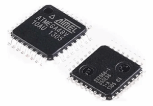 ロックされたMicrochip ATmega48V MCUは小型であるため、直接的なマイクロプロービングやデータラインの傍受はより困難です。さらに、セキュリティヒューズの設定により、侵入的なアプローチなしではフラッシュメモリを読み取り不能にすることができます。バイナリファイルの抽出に成功したとしても、エンジニアはソースコードを再構築したりプログラムロジックを検証したりするために、多くの場合、内容をデコードして解析する必要があります。このプロセスには、リバースエンジニアリングに関する高度な専門知識とAVR命令セットへの精通が必要です。保護されたMicrochip ATmega48Vマイクロプロセッサのプログラムを読み取る作業は、知的財産の保護と、必要に応じて重要なデータを回復できることの微妙なバランスを示しています。長い製品ライフサイクルに依存する業界にとって、組み込みシステムを複製、複写、または復元する機能は非常に重要です。しかし、暗号化されたMicrochip ATmega48Vマイクロコントローラを解読する作業は、ハードウェアレベルとソフトウェアレベルの両方の戦略を必要とする非常に複雑な作業です。これは、単にチップを複製するだけでなく、重要な技術資産を保護するために、セキュリティの層を慎重にナビゲートする必要があります。