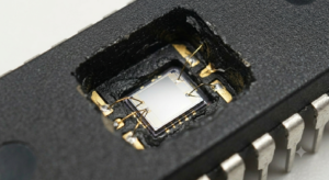 برای استخراج منطق داخلی از یک MCU مدل Microchip PIC18F2480 که ایمنسازی یا قفل شده است، مهندسان باید وارد یک فرایند مهندسی معکوس پیچیده شوند که نیازمند کنترل فنی بسیار دقیق است. مهمترین چالش هنگام تلاش برای دسترسی به یک میکروکنترلر رمزگذاریشده Microchip PIC18F2480، عبور از مکانیزمهای حفاظتی مبتنی بر سختافزار است که برای جلوگیری از تمام ابزارهای اشکالزدایی خارجی طراحی شدهاند. میکروکنترلر Microchip PIC18F2480 از سامانههای دفاعی پیشرفته داخلی برای نظارت بر هرگونه بررسی الکتریکی غیرمجاز استفاده میکند و در صورت تشخیص هرگونه ناهنجاری، معمولاً فرآیند پاکسازی حافظه فلش و EEPROM را فعال مینماید. اگر برنامه MCU مدل Microchip PIC18F2480 با دقت بسیار بالا مدیریت نشود، ریزپردازنده بلافاصله آرشیو دادهها را حذف کرده و نسخه استخراجشده فاقد ارزش خواهد شد. عبور موفق از این مکانیزمهای حفاظتی به تیمهای مهندسی امکان میدهد بلوکهای حافظه داخلی را باز کرده و دستورالعملهای خام باینری را استخراج نمایند. این آرشیو حیاتی شامل رشتههای کامل فایل هگز مورد نیاز برای بازیابی و بازتولید فریمور اصلی ریزپردازنده Microchip PIC18F2480 است.