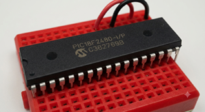 보안 설정 또는 잠금 상태가 적용된 Microchip PIC18F2480 MCU의 내부 논리를 추출하기 위해서는 엔지니어들이 매우 높은 수준의 기술적 정밀성을 요구하는 복잡한 리버스 엔지니어링 과정을 수행해야 합니다. 암호화된 Microchip PIC18F2480 마이크로컨트롤러에 접근하려고 할 때 가장 큰 과제는 모든 외부 디버깅 도구를 차단하도록 설계된 하드웨어 기반 보안 구조를 다루는 것입니다.
Microchip PIC18F2480 마이크로컨트롤러는 비인가 전기적 탐지를 감시하기 위한 정교한 내부 보호 메커니즘을 사용하며, 이상 상황이 감지될 경우 플래시 메모리와 EEPROM 저장 영역의 삭제 절차를 활성화할 수 있습니다. 만약 Microchip PIC18F2480 MCU의 프로그램이 극도로 신중하게 처리되지 않으면, 마이크로프로세서는 즉시 데이터 아카이브를 삭제하여 확보된 덤프를 사용할 수 없게 만듭니다.
이러한 보호 메커니즘을 성공적으로 우회하면 엔지니어링 팀은 내부 메모리 블록에 접근하여 원시 바이너리 명령어를 확보할 수 있습니다. 이 핵심 데이터 아카이브에는 원본 Microchip PIC18F2480 마이크로프로세서 펌웨어를 복구하고 재현하는 데 필요한 전체 HEX 파일 데이터가 포함되어 있습니다.