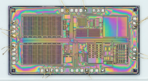 Để trích xuất logic nội bộ từ một MCU Microchip PIC18F2480 đã được bảo mật hoặc khóa, các kỹ sư phải thực hiện một quy trình phân tích ngược có độ phức tạp cao, đòi hỏi khả năng kiểm soát kỹ thuật chính xác. Thách thức chính khi cố gắng tiếp cận một vi điều khiển Microchip PIC18F2480 được mã hóa là xử lý các cơ chế bảo vệ dựa trên phần cứng được thiết kế để chặn toàn bộ công cụ gỡ lỗi từ bên ngoài. Vi điều khiển Microchip PIC18F2480 sử dụng các cơ chế phòng vệ nội bộ tinh vi để giám sát mọi hoạt động dò tín hiệu điện không được phép và thường kích hoạt quá trình xóa dữ liệu trong bộ nhớ flash và EEPROM nếu hệ thống phát hiện bất thường. Nếu chương trình của MCU Microchip PIC18F2480 không được xử lý với độ chính xác cực cao, bộ vi xử lý sẽ ngay lập tức xóa kho dữ liệu, khiến bản sao dữ liệu trở nên trống và không thể sử dụng. Việc vượt qua thành công các cơ chế bảo vệ này cho phép đội ngũ kỹ thuật mở các vùng nhớ nội bộ và thu thập tập lệnh nhị phân gốc. Kho dữ liệu quan trọng này chứa đầy đủ các chuỗi tệp hex cần thiết để khôi phục và tái tạo firmware gốc của bộ vi xử lý Microchip PIC18F2480.
